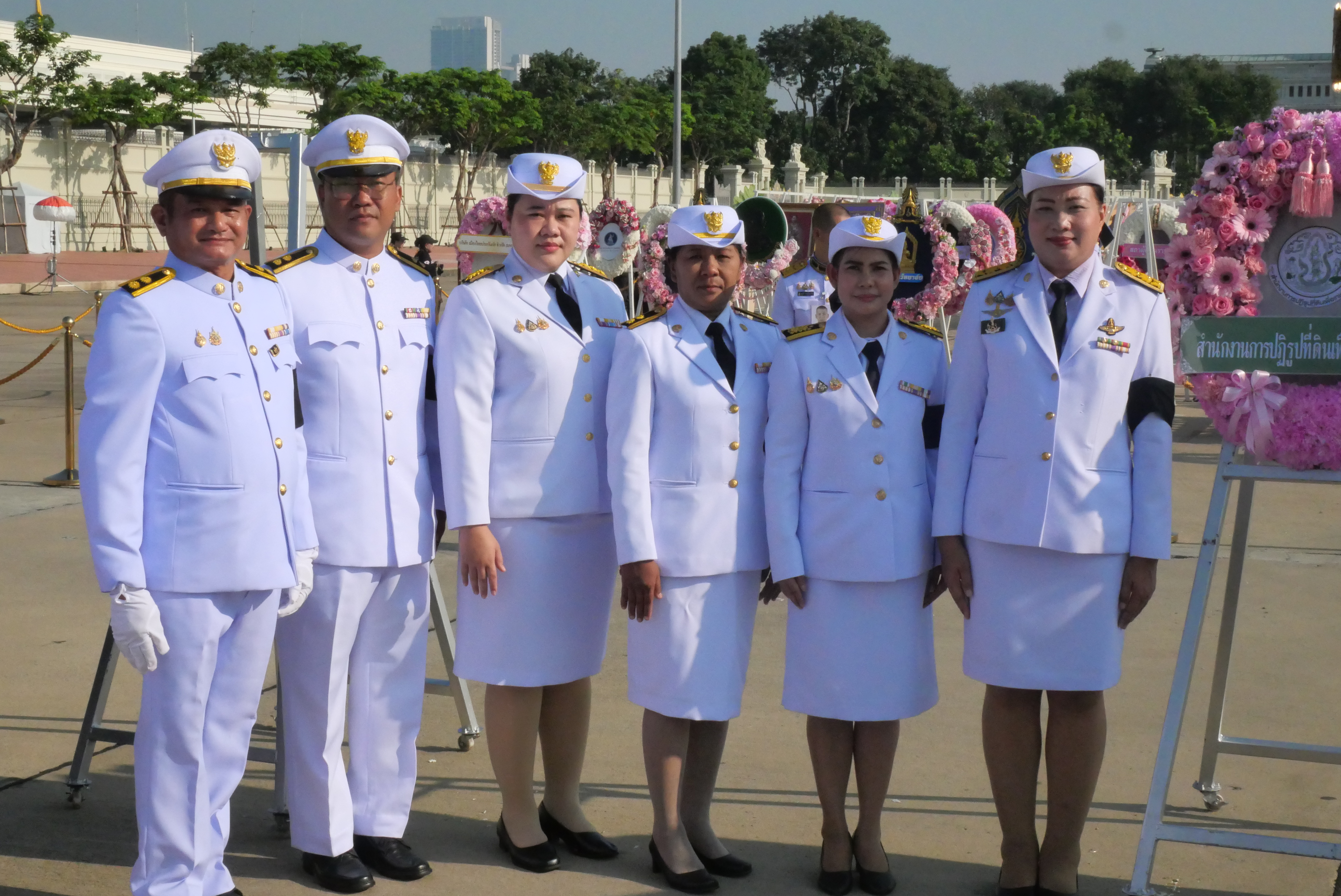 title - ส.ป.ก. วางพวงมาลาน้อมรำลึกในพระมหากรุณาธิคุณ 